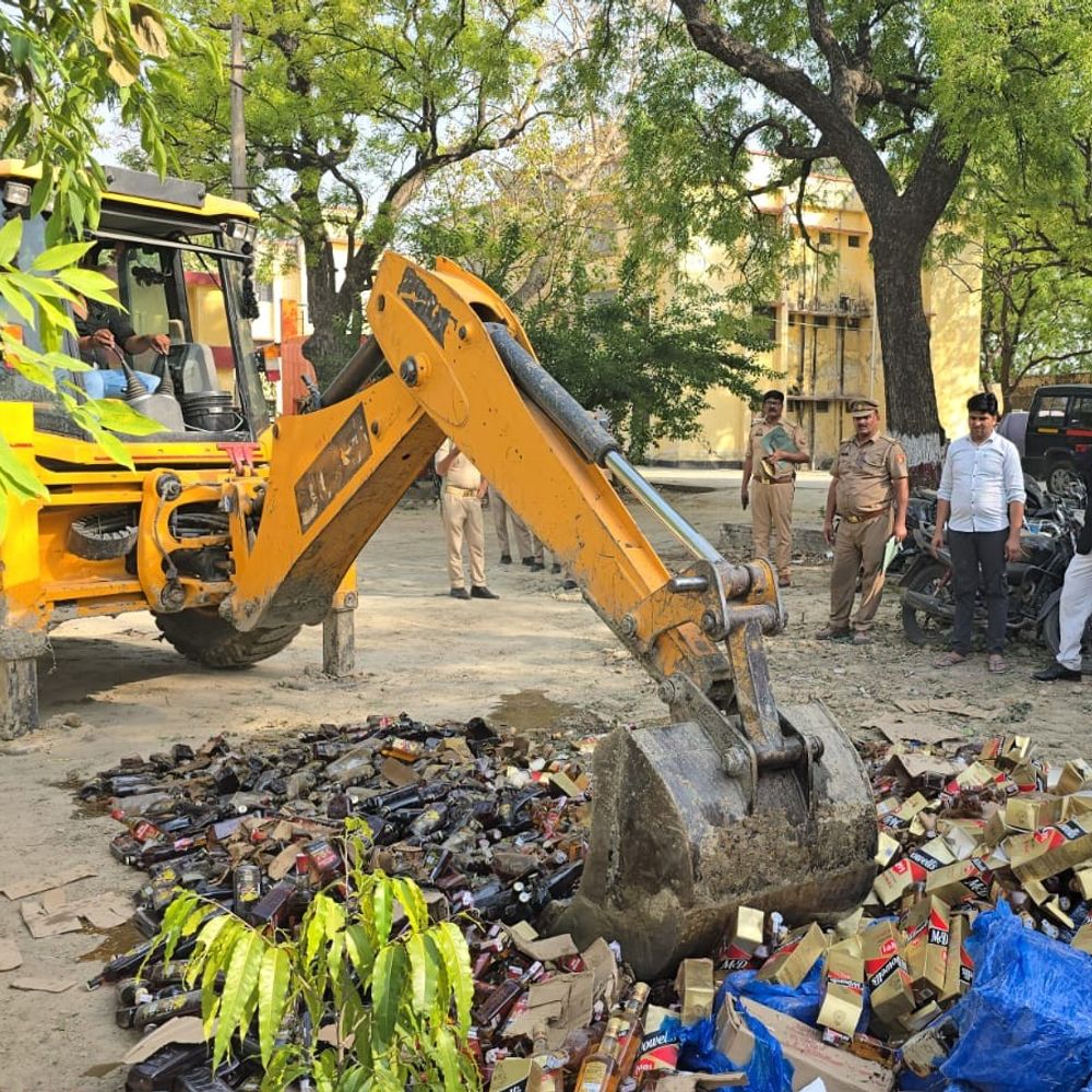 इटावा में 82 लाख की अवैध शराब नष्ट:अदालत के आदेश पर पुलिस ने जेसीबी से नष्ट की, चौबिया थाने में रखी थी