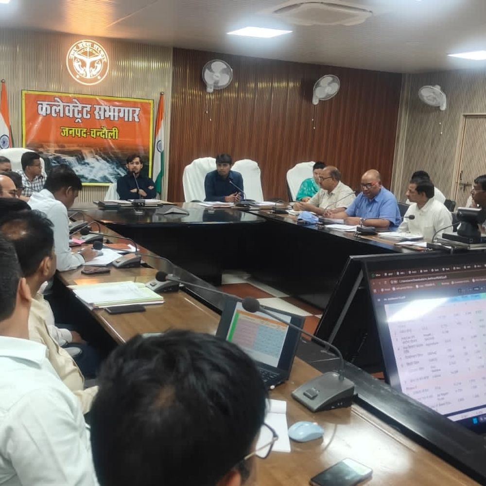 चंदौली DM ने तीन लापरवाह अफसरों का वेतन रोका:सीएम डैशबोर्ड समीक्षा में लापरवाही और अनुपस्थिति पर कार्रवाई