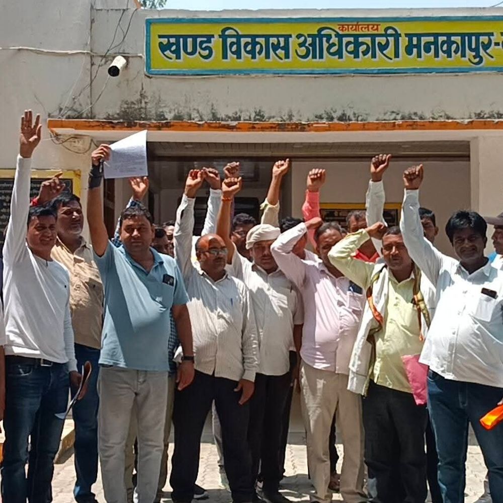 मनरेगा और ग्रामरोजगार सेवकों ने शुरू की कलम बंद हड़ताल:विरोध प्रदर्शन कर सीएम के नाम भेजा ज्ञापन, वेतन भुगतान और नियमितीकरण की मांग