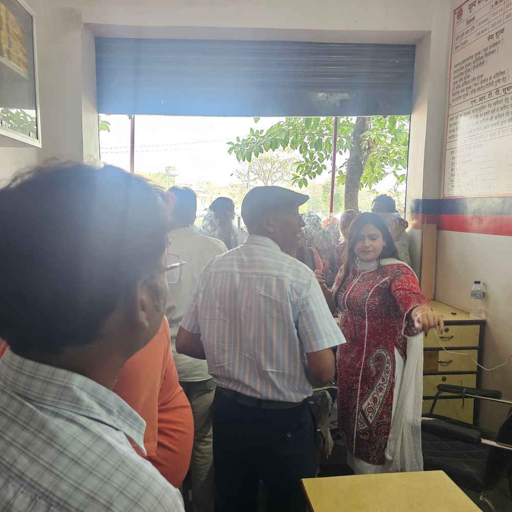 गोंडा में गैस वितरण को लेकर एसडीएम ने की छापेमारी:पूर्ति निरीक्षक के साथ गैस वितरण और स्टॉक रजिस्टर चेक किया