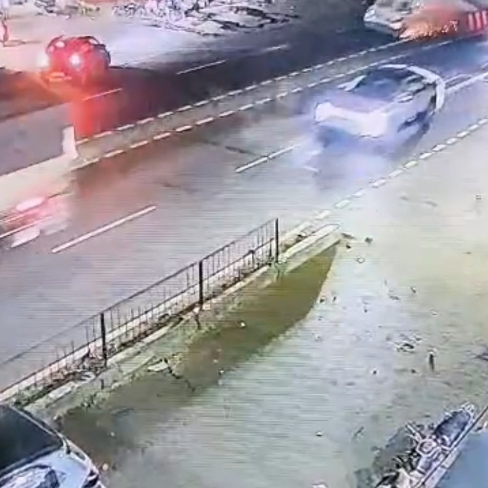 डिवाइडर से टकराई तेज रफ्तार कार:भोपाल-इंदौर हाईवे पर हादसा; CCTV सामने आया, बाल-बाल बचा चालक