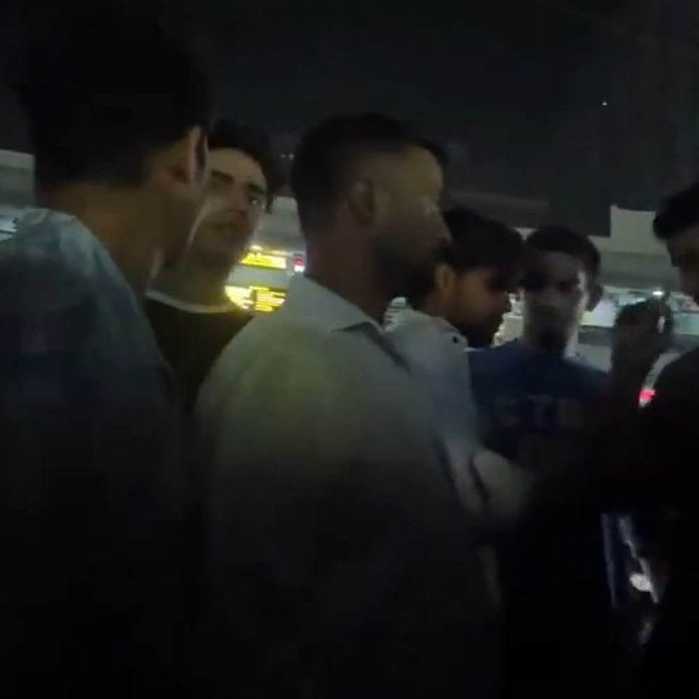 ग्रेटर नोएडा वेस्ट में नशे में धुत युवकों का हंगामा:बुर्का पहनी युवती को रोक कर बदसलूकी की; स्थानीय लोगों ने जताया गुस्सा