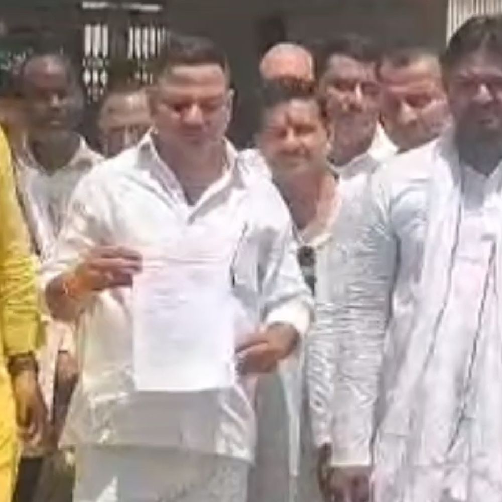 ग्राम प्रधान संगठन ने की समय पर चुनाव की मांग:देवरिया में डीएम को सौंपा ज्ञापन, कार्यकाल विस्तार की भी अपील