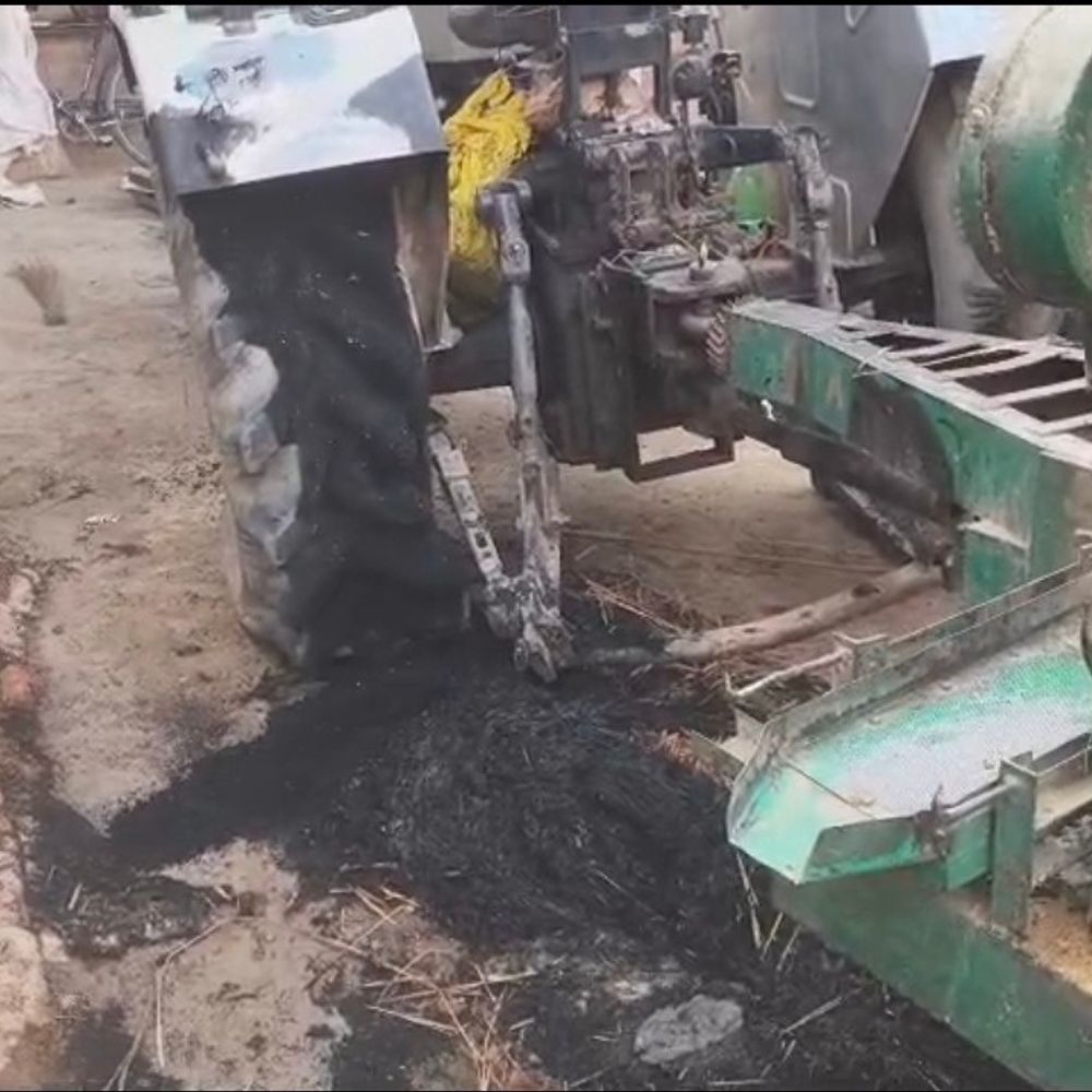 कोटेदार के घर हमला, ट्रैक्टर में लगाई आग:रायबरेली में पुरानी रंजिश, तीन हिरासत में, दो घायल