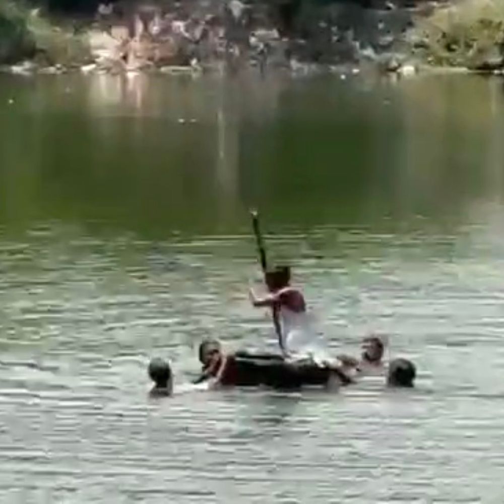 बाराबंकी में तालाब में मिला युवक का शव:परिजनों ने लगाए आरोप, पुलिस कर रही मामले की जांच