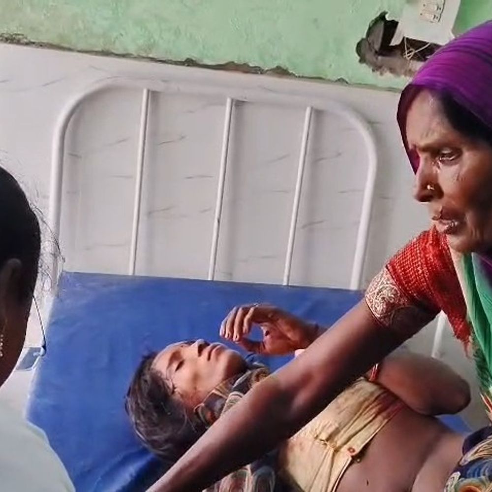 सीतापुर में पति ने पत्नी पर चाकू से किया हमला:बीच-बचाव में मौसी घायल, बीच बाजार में हुई घटना, आरोपी पति गिरफ्तार