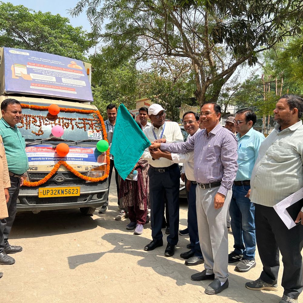 देवरिया में आयुष्मान कार्ड अभियान शुरू, ई-एलईडी वैन रवाना:गांव-गांव जाकर लोगों को योजना के प्रति जागरूक करेगी प्रचार वाहिनी