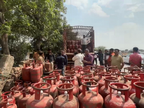 रिटायर्ड अफसर की गैस एजेंसी की जांच पूरी, मिली गड़बड़ी:भोपाल कलेक्टर को कल सौंपेंगे रिपोर्ट; दो एजेंसी में 700 सिलेंडर का हेरफेर