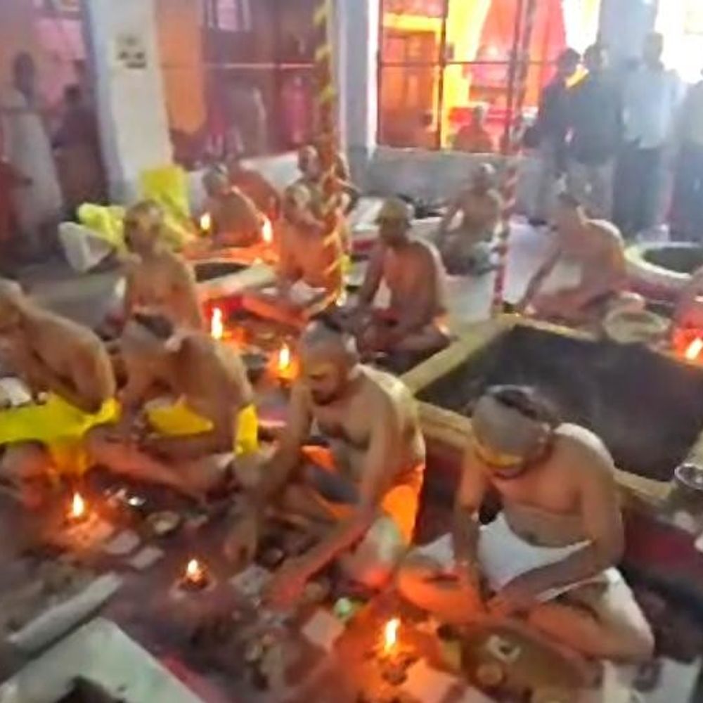 लखनऊ में अक्षय तृतीया पर सामूहिक यज्ञोपवीत संस्कार:श्री संकटा देवी मंदिर में 38 नवयुवकों का उपनयन संस्कार संपन्न