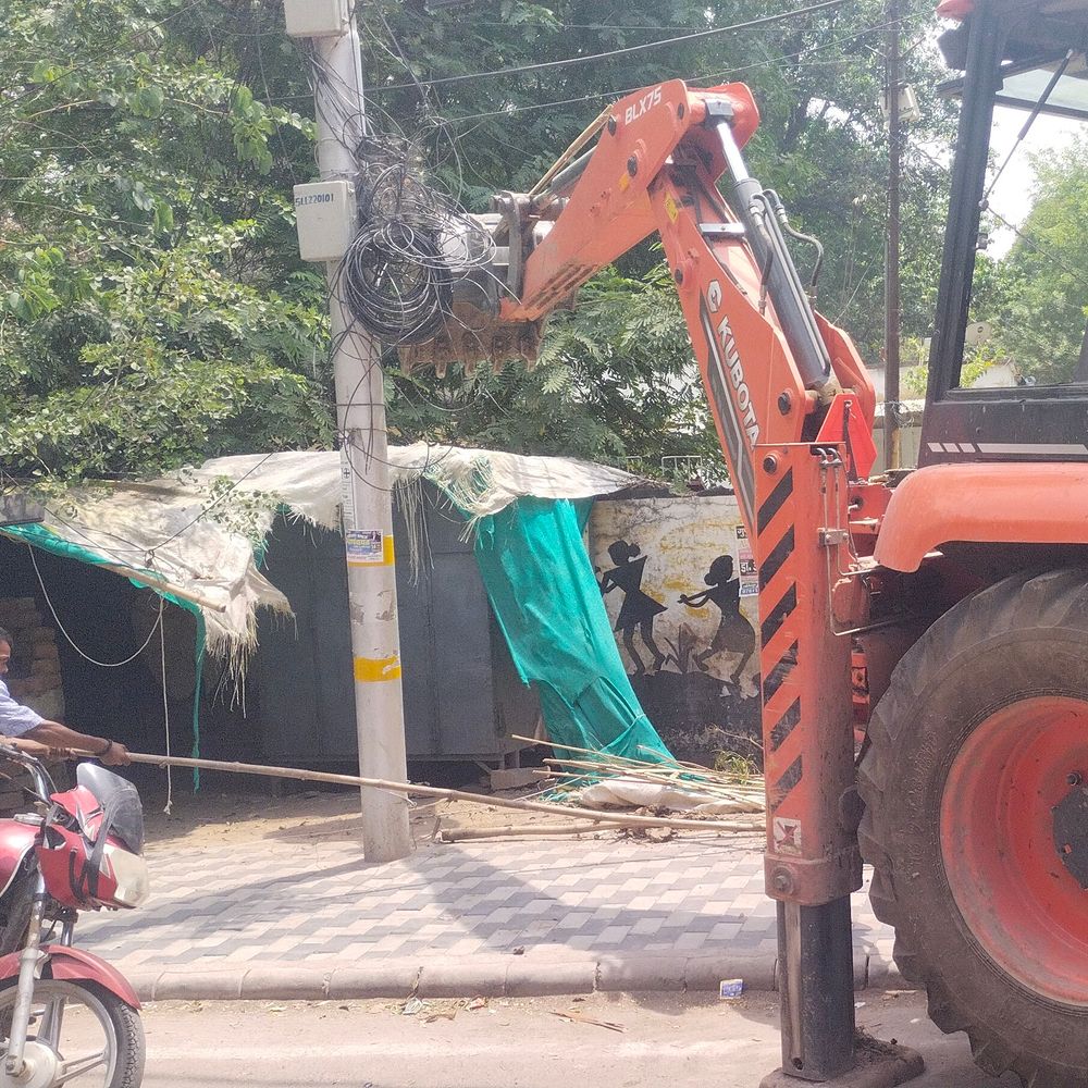 ललितपुर में कचहरी चौराहे से हटाए गए अवैध खोखे:नगर पालिका परिषद ने डीएम आवास मार्ग पर भी अतिक्रमण हटाया