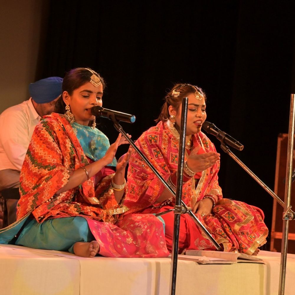 प्रयागराज में बैसाखी महोत्सव, पंजाब की संस्कृति का प्रदर्शन:ढोल-सारंगी की जुगलबंदी और लोकगीतों ने दर्शकों का मन मोहा