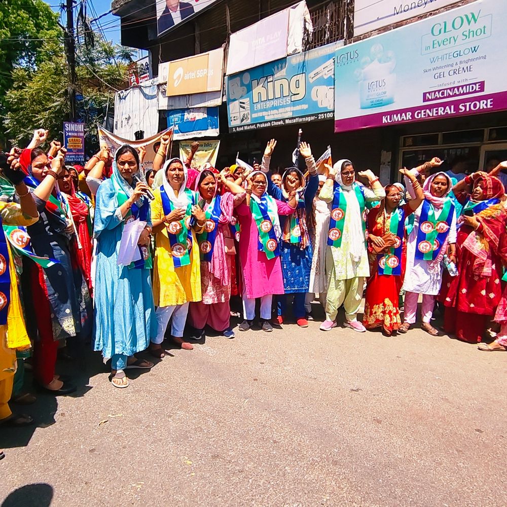 महिला आरक्षण के समर्थन में सड़कों पर उतरीं महिलाएं:मुज़फ़्फ़रनगर में शक्ति प्रदर्शन, मंत्री कपिलदेव अग्रवाल को सौंपा ज्ञापन