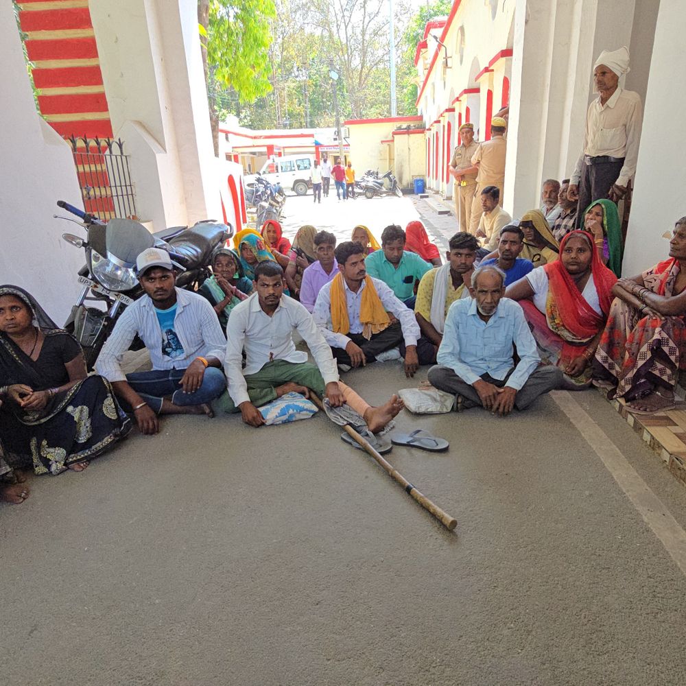 पीलीभीत में वन कर्मियों पर मारपीट का आरोप:कार्रवाई की मांग को लेकर डीएम कार्यालय के बाहर ग्रामीणों ने दिया धरना