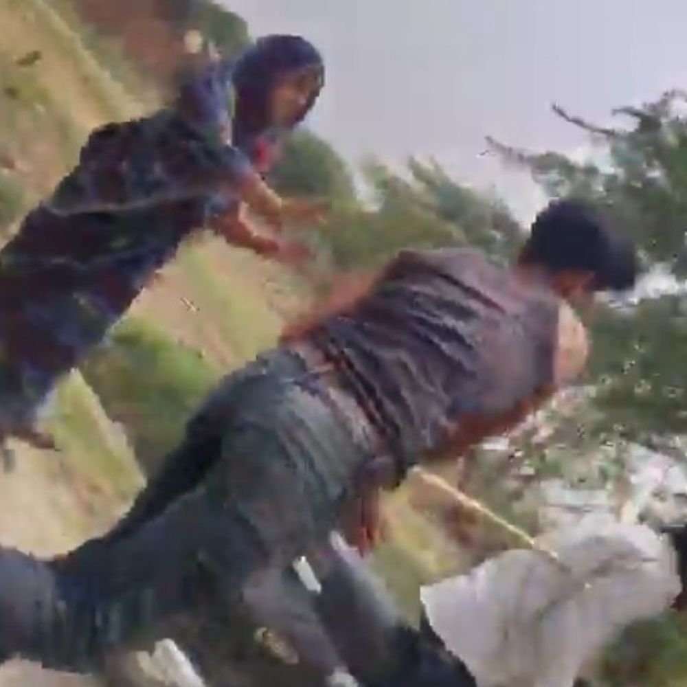 अंबेडकरजयंती में शामिल होने जा रहे युवकों ग्रामीणों मारपीट:एटा में दो पक्षों में मारपीट, लाठी-डंडे चले, VIDEO आया सामने