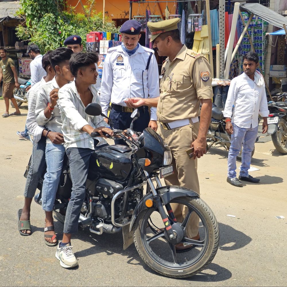 पुलिस ने 5.92 लाख रुपये शमन शुल्क वसूला:यातायात नियम उल्लंघन पर पुलिस ने 175 वाहनों के चालान किए