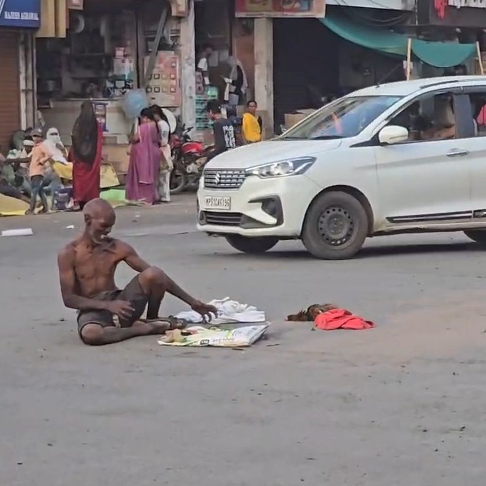 मंडला में सड़क के बीच तंत्र-मंत्र, VIDEO:एक घंटे तक यातायात बाधित; यातायात पुलिस ने समझाकर शख्स को हटाया
