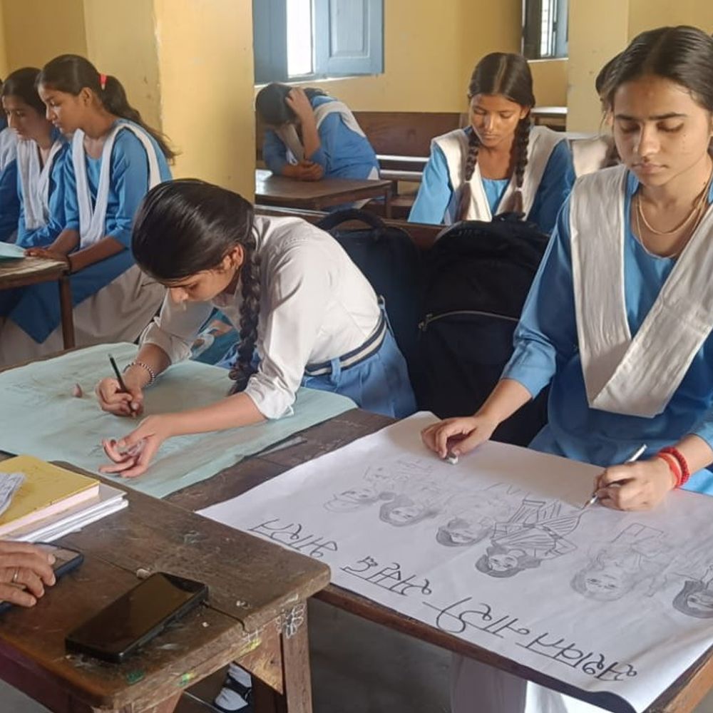 रामपुर के विद्यालयों में नारी शक्ति बंधन कार्यक्रम:छात्र-छात्राओं ने मानव श्रृंखला, सांस्कृतिक कार्यक्रमों से दिया सशक्तिकरण का संदेश