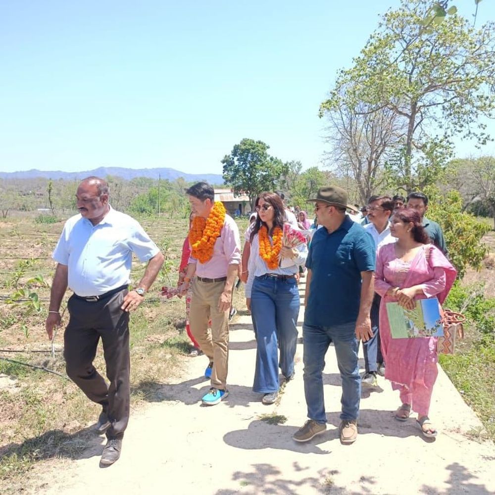 एशियन डेवलपमेंट बैंक की टीम ऊना पहुंची:  शिवा प्रोजेक्ट के डुमखर-बल्ह क्लस्टर का किया निरीक्षण; बागवानों से किया संवाद – Una News