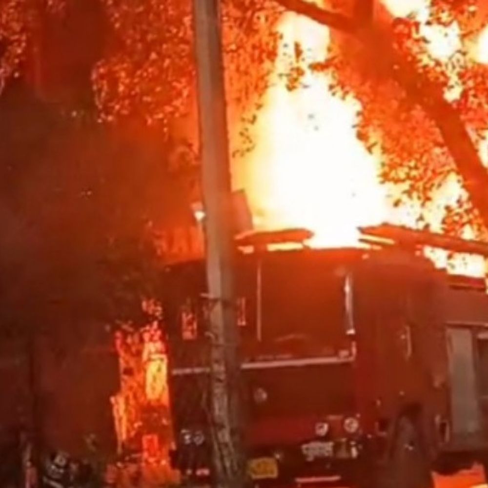 मॉडल शॉप,दो रेस्टोरेंट 15 फीट आग की लपटों में खाक:प्रयागराज में शॉर्ट सर्किट से तीन मंजिला इमारत जली, लाखों की शराब का नुकसान