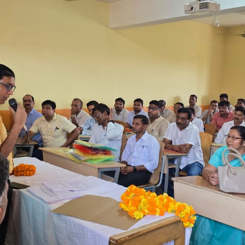 बलिया के रसड़ा में जनगणना प्रशिक्षण शुरू:सीआरओ ने प्रगणकों-पर्यवेक्षकों को गंभीरता से लेने की चेतावनी दी