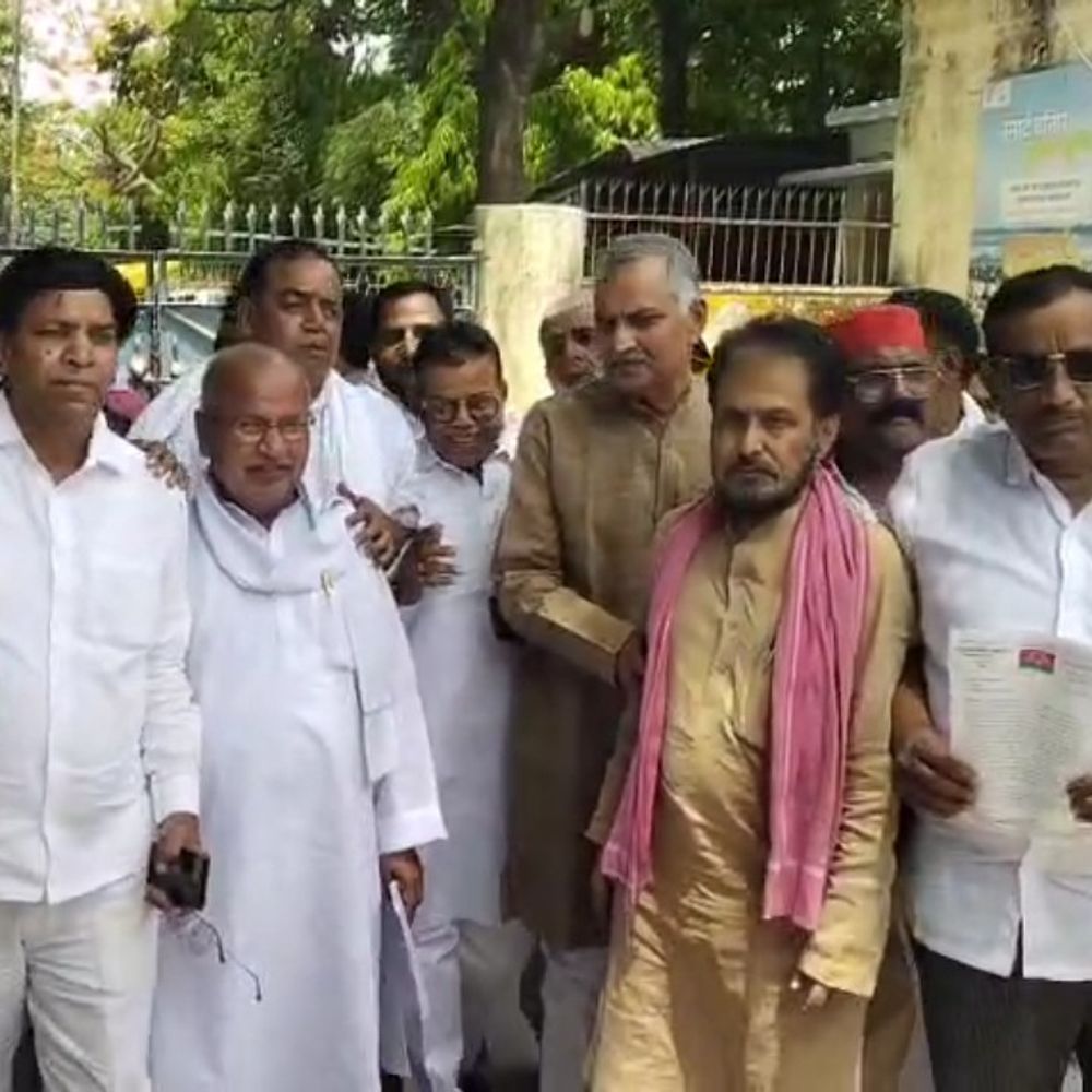 सपा सांसद नरेश उत्तम पटेल के आवास का घेराव:सपाइयों ने फतेहपुर में प्रदर्शन कर डीएम को ज्ञापन सौंपा