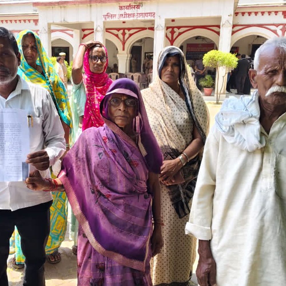 नाली विवाद की ग्रामीणों ने एसपी से की शिकायत:प्रधान पति पर मारपीट का आरोप, पुलिस पर कार्रवाई न करने का आरोप