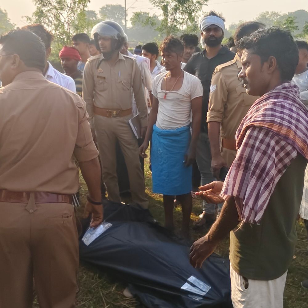 बाइक बेकाबू होकर झाड़ियों में गिरी, मजदूर की दबकर मौत:  सकलडीहा में रात में ससुराल से लौटते वक्त हादसा, सुबह ग्रामीणों ने देखा शव – Sakaldiha(Sakaldiha) News