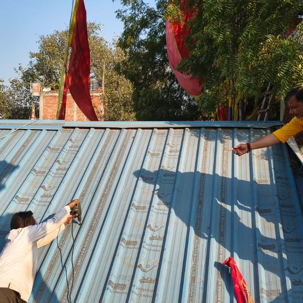 चौकिया धाम सौंदर्यीकरण प्रोजेक्ट महीनों से अटका:जौनपुर में गलियों की इंटरलॉकिंग उखाड़कर छोड़ी, श्रद्धालु परेशान