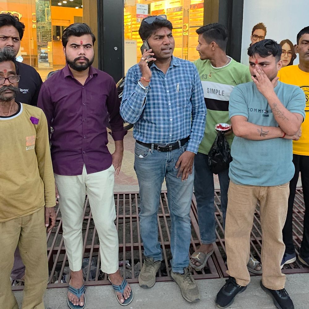 संभल में शोरूम पर विवाद, कर्मचारियों को लगाया तिलक:मैनेजमेंट के कथित तिलक-कलावा प्रतिबंध आदेश का विरोध