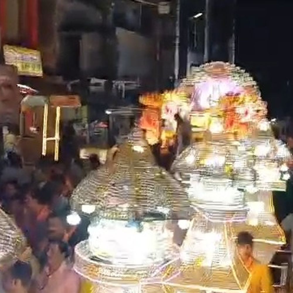 फर्रुखाबाद में परशुराम जयंती पर शोभायात्रा:देर रात तक निकली, शहर में जगह-जगह हुआ स्वागत