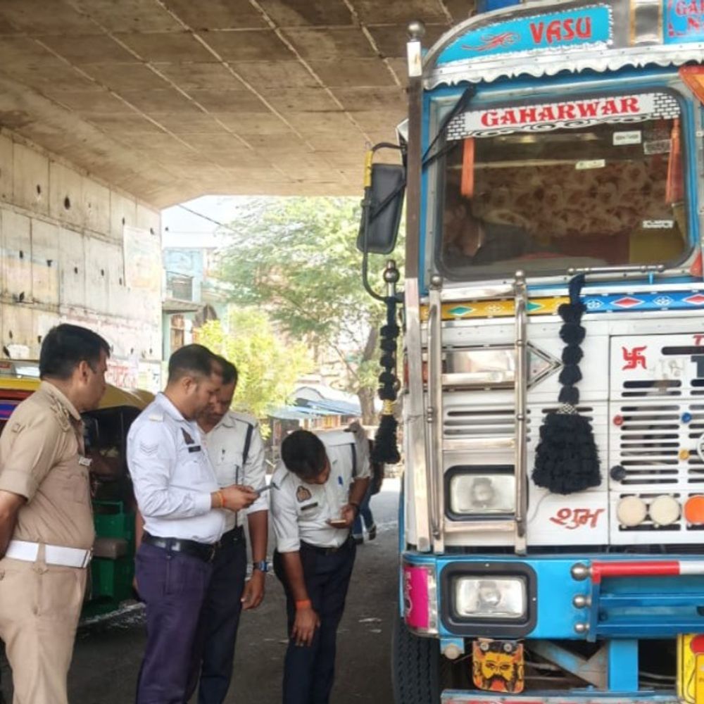 भदोही में 216 वाहनों का चालान, एक सीज:यातायात नियमों के उल्लंघन पर पुलिस ने वसूले ₹2.61 लाख