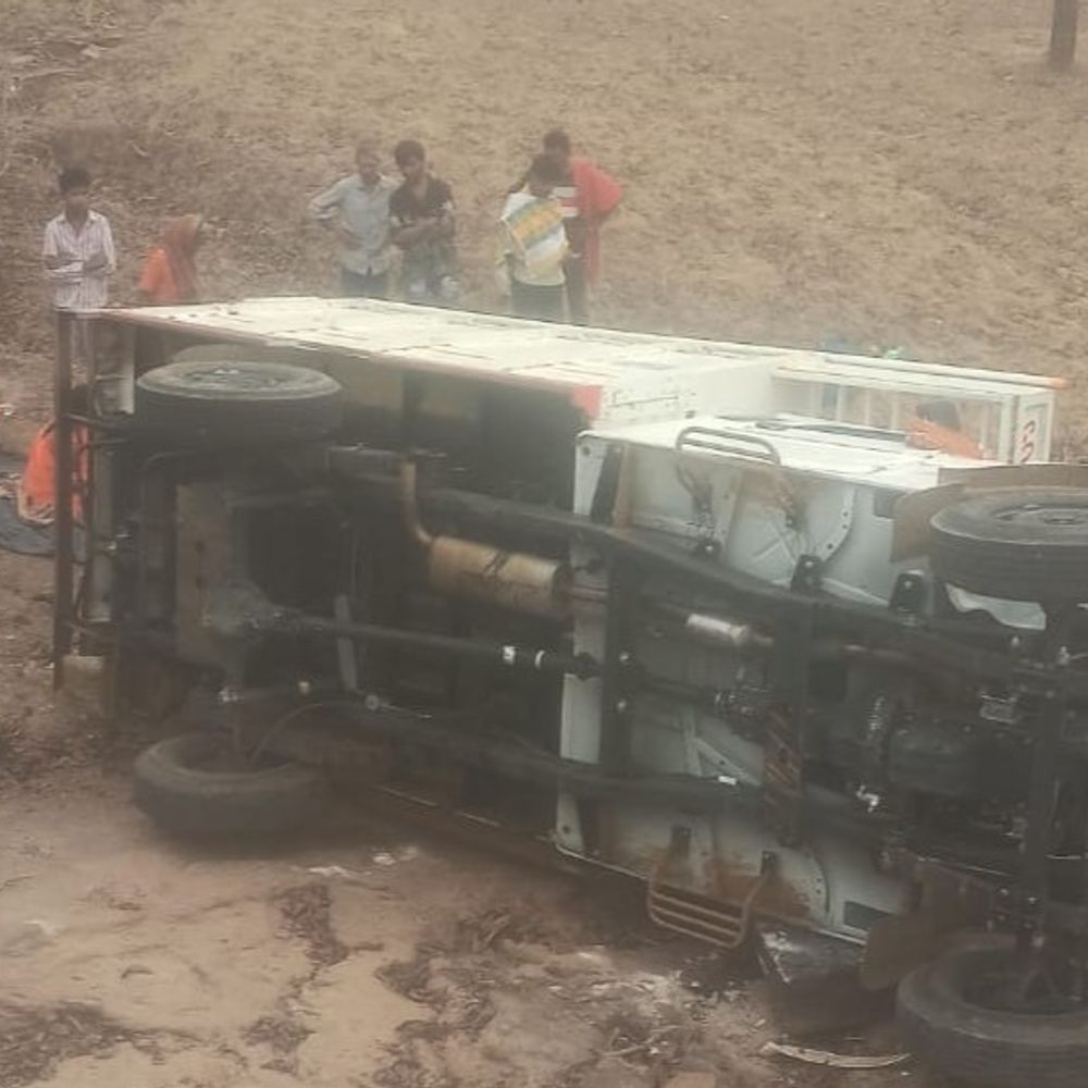 छिंदवाड़ा में पलटी मजदूरों से भरी पिकअप:सीताडोगरी के पास 10 लोग घायल; मटकुली से लौटते वक्त सुबह 6 बजे हुआ हादसा