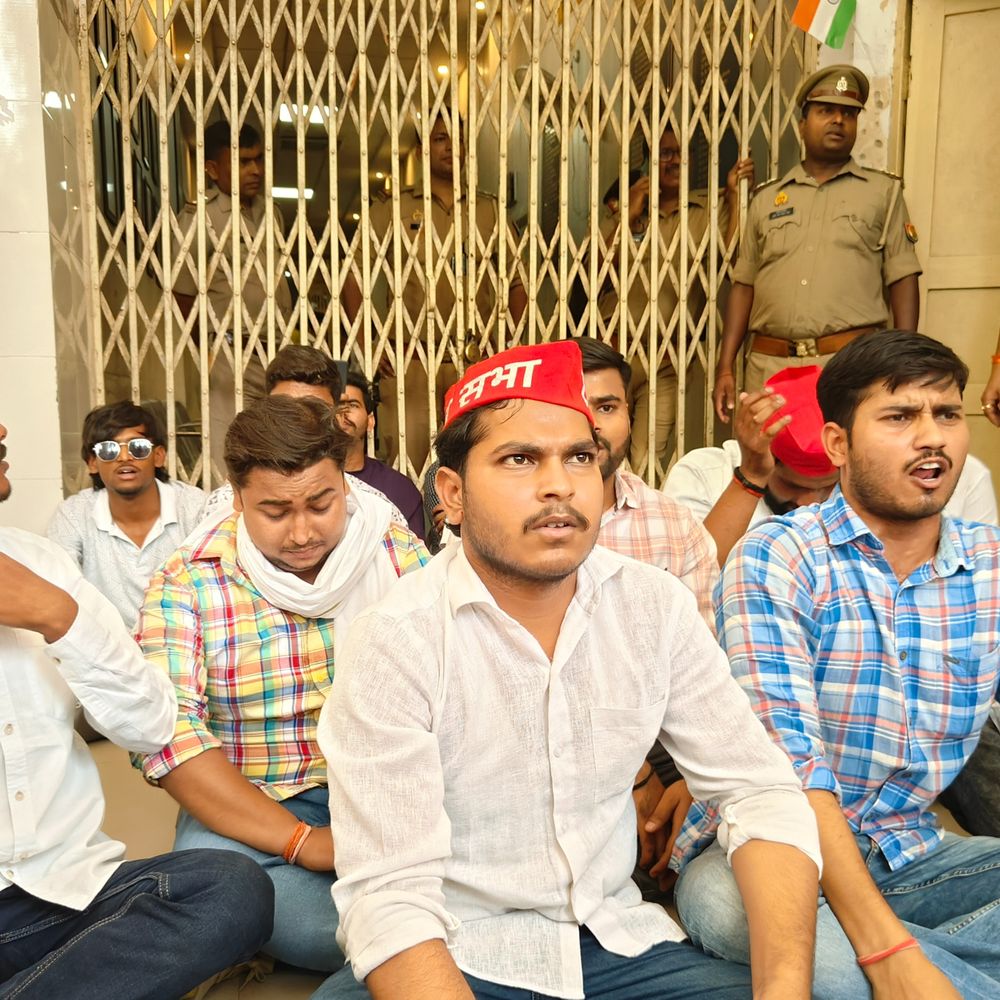 लखनऊ यूनिवर्सिटी में समाजवादी छात्र सभा का हंगामा:VC कार्यालय घेरने जा रहे छात्र प्रॉक्टर से भिड़े , छात्र बोले- दोगुना तक फीस बढ़ी , विश्वविद्यालय निजीकरण की तरफ बढ़ रहा