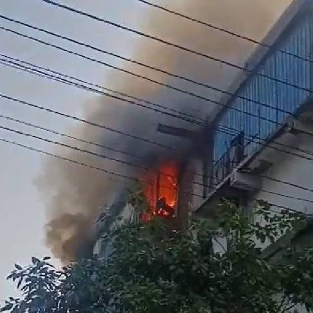 नोएडा में वायर बनाने वाली कंपनी में आग:शॉट सर्किट हो सकती है वजह, तैयार मॉल जलकर राख, आग पर पाया काबू