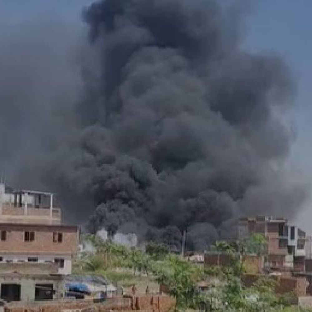 नोएडा में कबाड़ गोदाम में लगी आग:कई किलोमीटर से दिखा काला धुंआ, 45 मिनट में पाया गया काबू