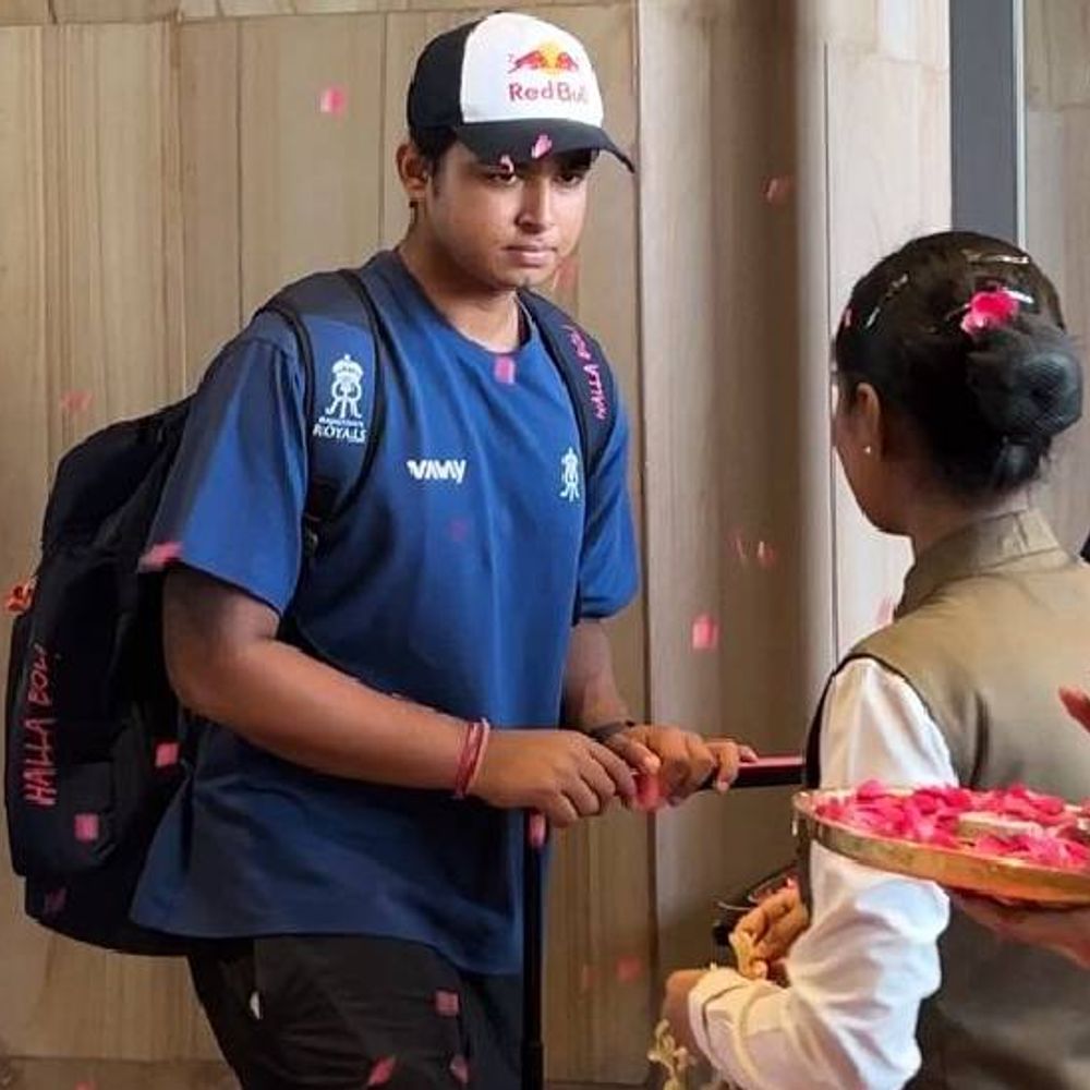 राजस्थान रॉयल्स और लखनऊ सुपर जॉयंट्स टीम राजधानी पहुंची:21 को इकाना में IPL मैच, ब्लू टी-शर्ट और ब्लैक पैंट में दिखे वैभव सूर्यवंशी