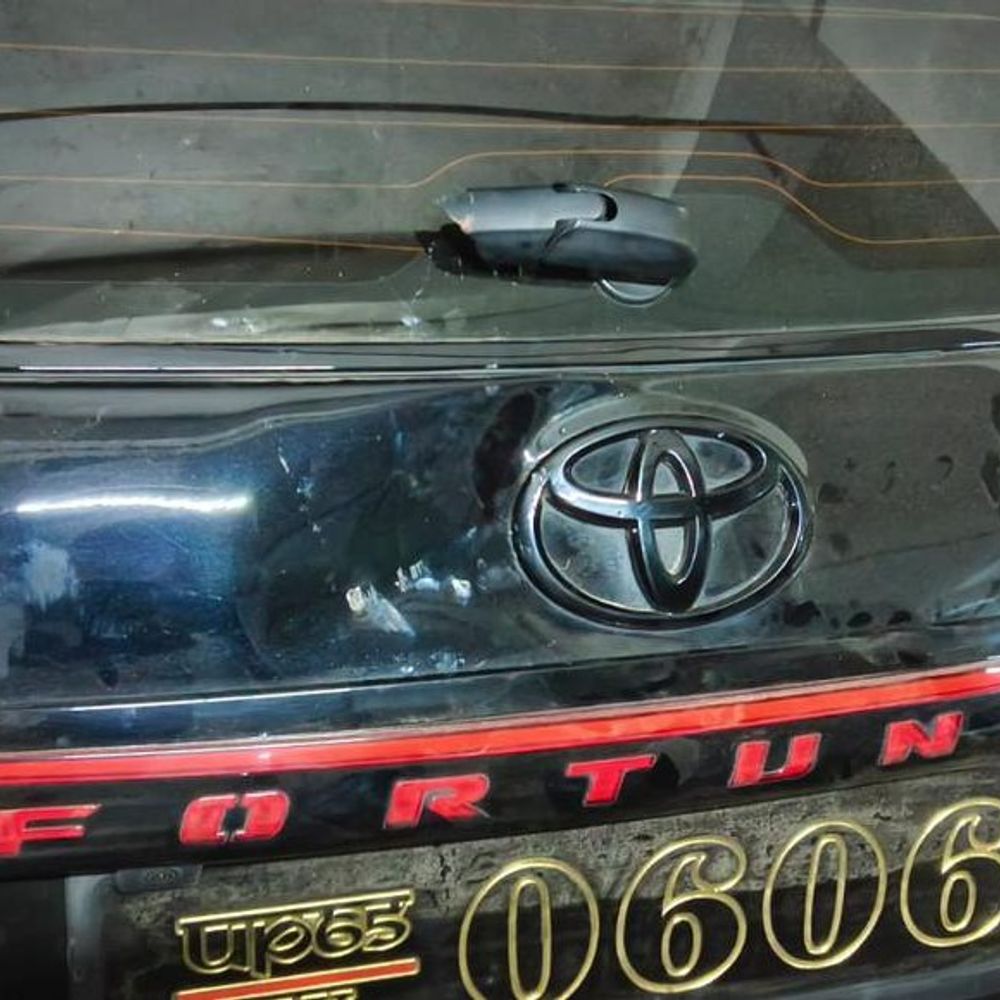 वाराणसी में दबंगों ने साड़ी व्यापारी को पीटा, कार तोड़ी:अस्सी पार्किंग में उपद्रव के बाद हमलावर गिरफ्तार, फायरिंग का वीडियो पहले हुआ था वायरल