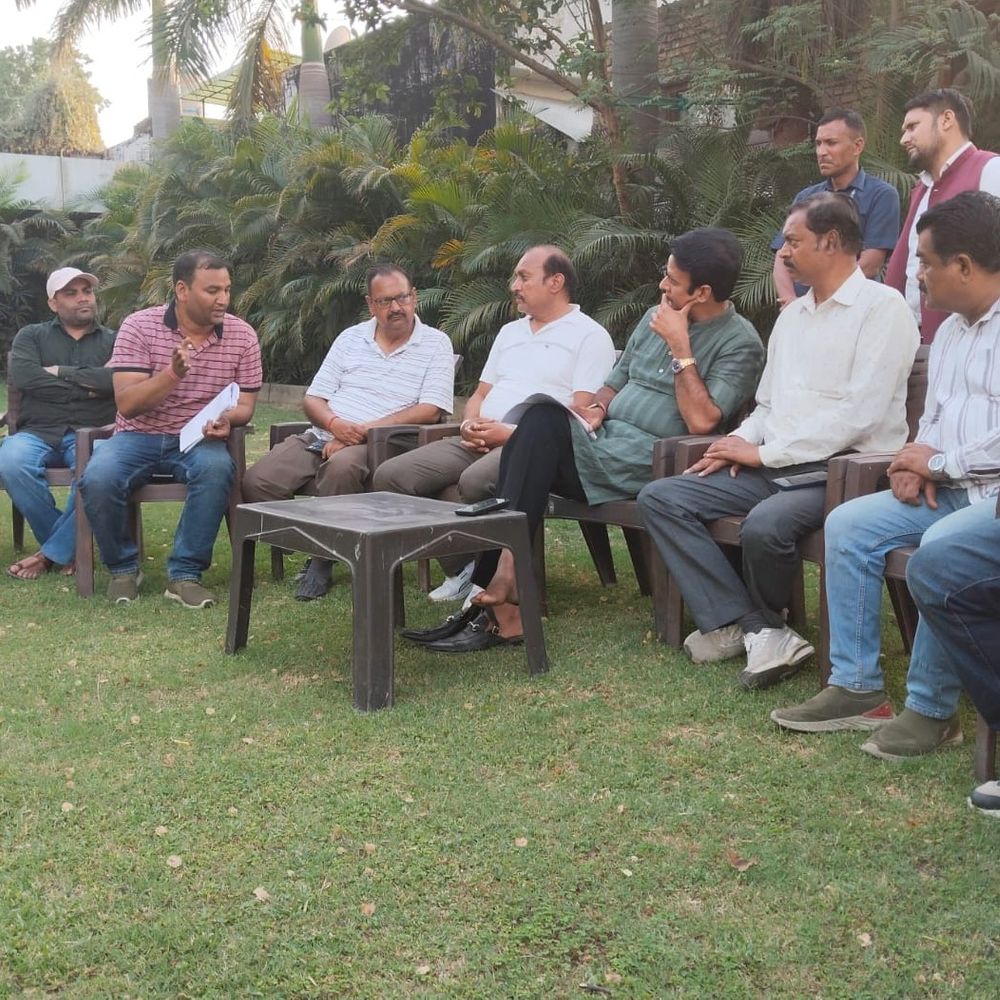 पूर्व विधायक संगीत सोम से मिले सेंट्रल मार्केट के व्यापारी:लोगों के बीच पहुंचने और मदद के लिए मुख्यमंत्री से मिलने का दिया आश्वासन