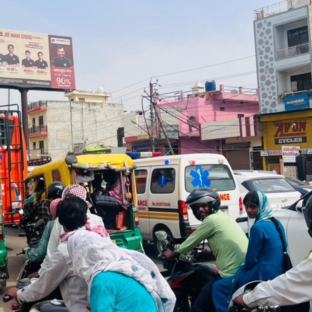 प्रयागराज के फाफामऊ में कड़क धूप में घंटों लगा जाम:4घंटे से अधिक भीसड़ गर्मी में रेंगते रहे वाहन, कई एम्बुलेंस भी फंसी