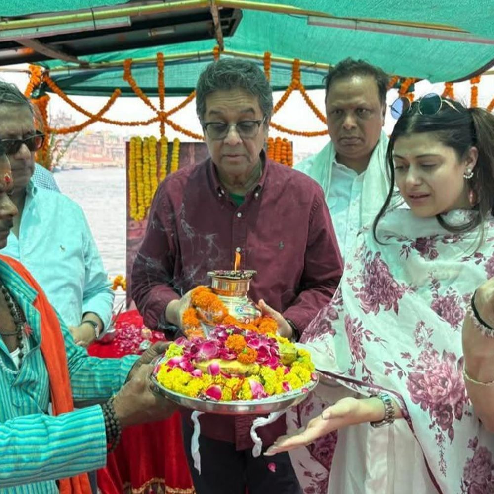 स्वर कोकिला आशा भोसले की अस्थियां गंगा में विसर्जित:काशी में अस्थि विसर्जन की जताई थी इच्छा, बेटा और पोती जनाई दादी की अस्थियों के साथ पहुंची