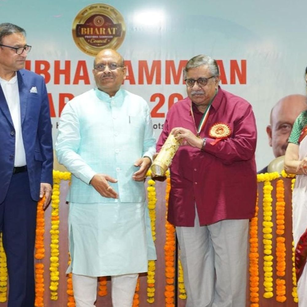 पूर्व आईएएस आरएस वर्मा को भारत प्रतिभा सम्मान:एनडीएमसी कन्वेंशन सेंटर दिल्ली में विधानसभा अध्यक्ष ने मेडल दिया