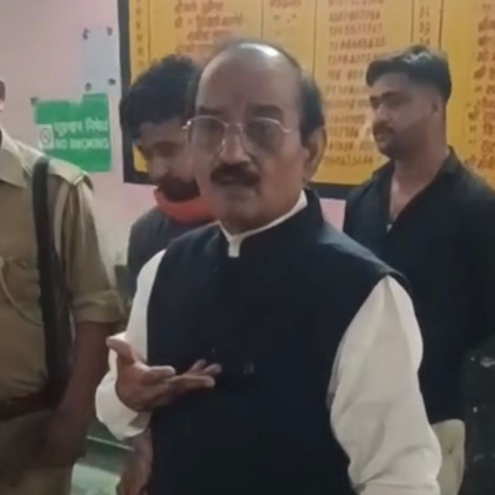 धौरहरा विधायक ने स्वास्थ्य व्यवस्थाओं पर जताई नाराजगी:CHC में मौत के बाद डॉक्टरों को फटकारा, जांच की मांग