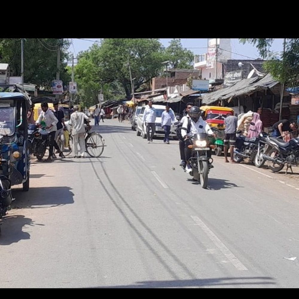 गलुवापुर तिराहे पर अवैध पार्किंग से जाम:रूरा-डेरापुर का मुख्य मार्ग, न्यायालय-तहसील जाने में परेशानी