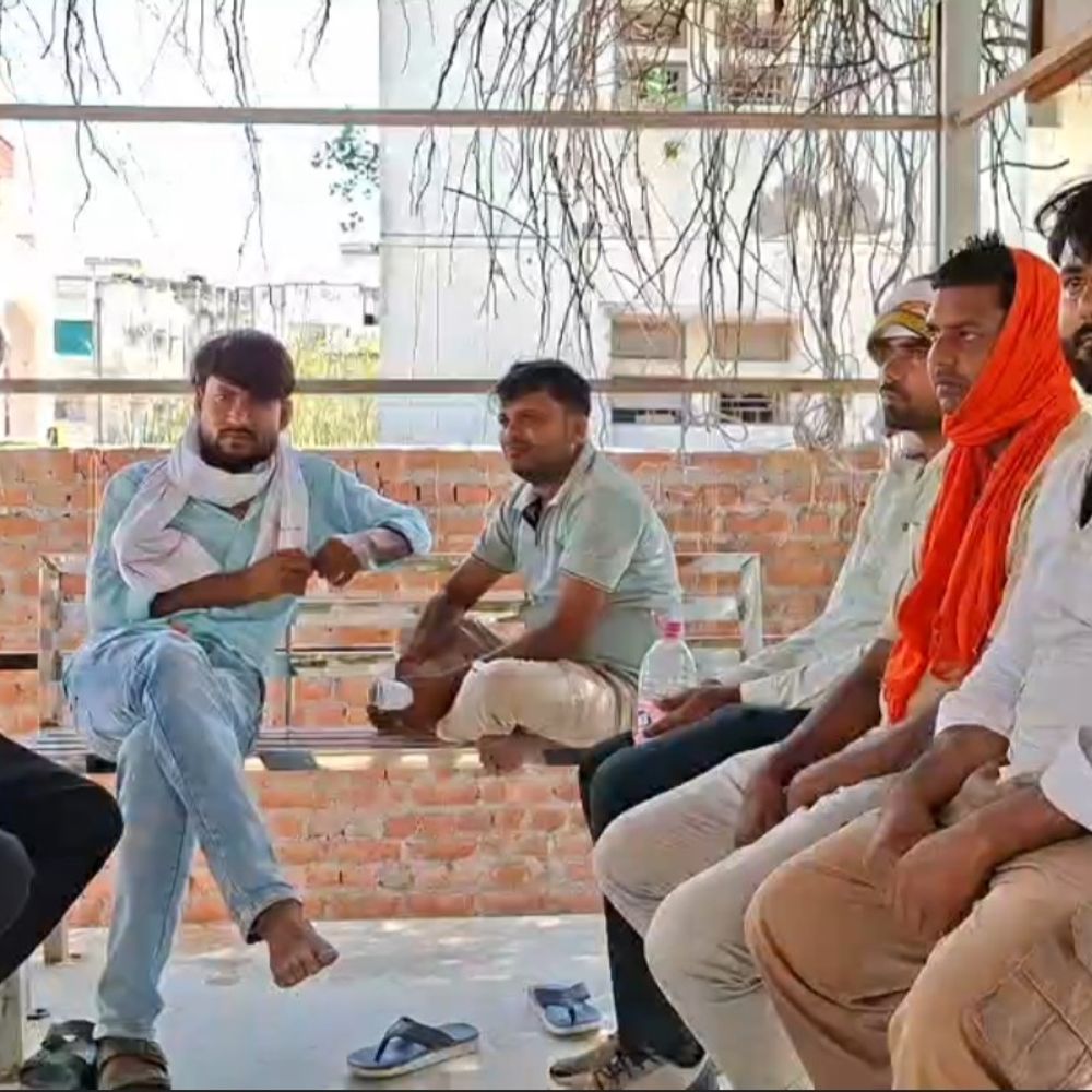 दिव्यांग मजदूर ने फांसी लगाकर की आत्महत्या:जालौन में परिवार का भरण-पोषण करता था, घर के अंदर लटका मिला शव