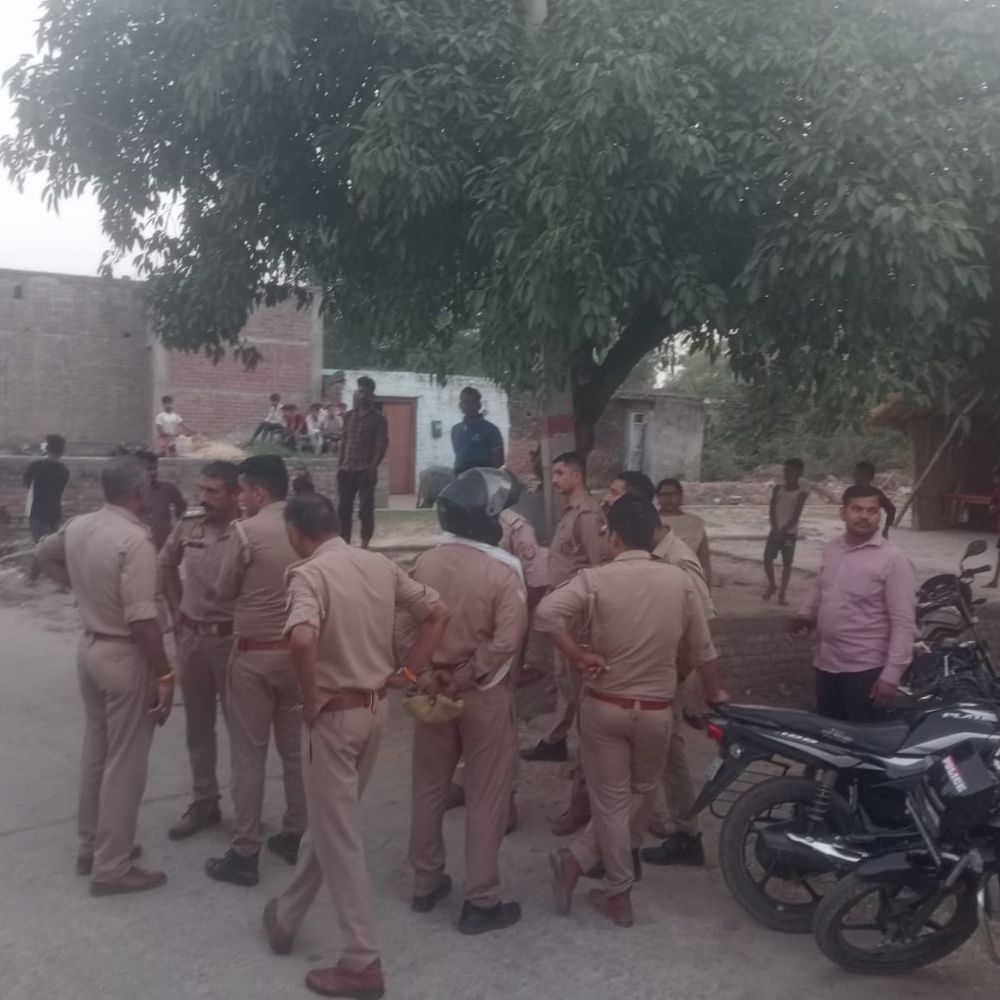 हरदोई में दो पक्षों के विवाद में फायरिंग का आरोप:हवाई फायर में कार में लगी गोली, पुलिस जांच में जुटी