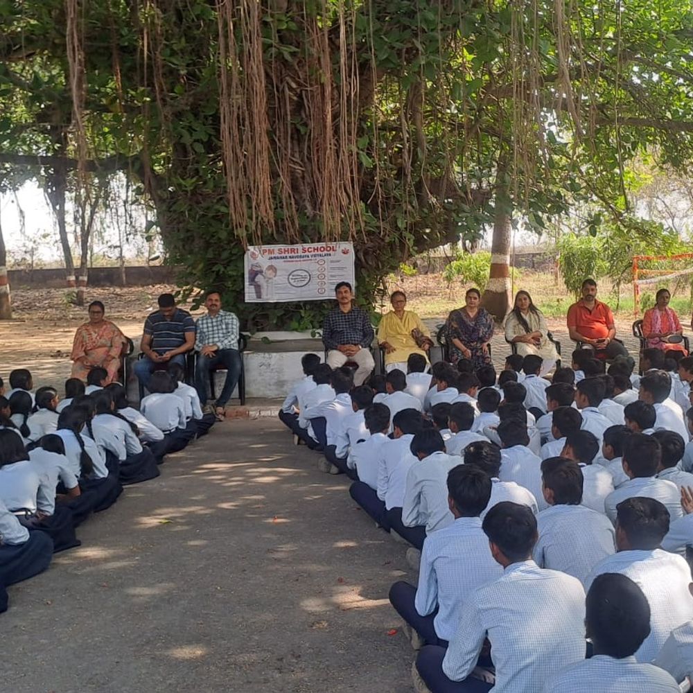 मिर्जापुर में नवोदय विद्यालय का ‘बैगलेस डे':प्रकृति संग सीखते दिखे छात्र,पर्यावरण संरक्षण पर जोर