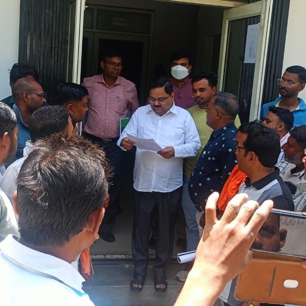 संविदा कर्मियों को आउटसोर्स में शामिल न करने की मांग:MD के पत्र से असंतोष, ऊर्जा मंत्री के नाम चीफ इंजीनियर को सौंपा ज्ञापन