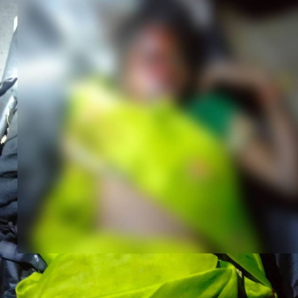 बुलंदशहर में रेलवे ट्रैक पर मिला महिला का शव:गर्दन धड़ से अलग, पास में बैठा रोता रहा दो वर्षीय मासूम बच्चा; शिनाख्त जारी