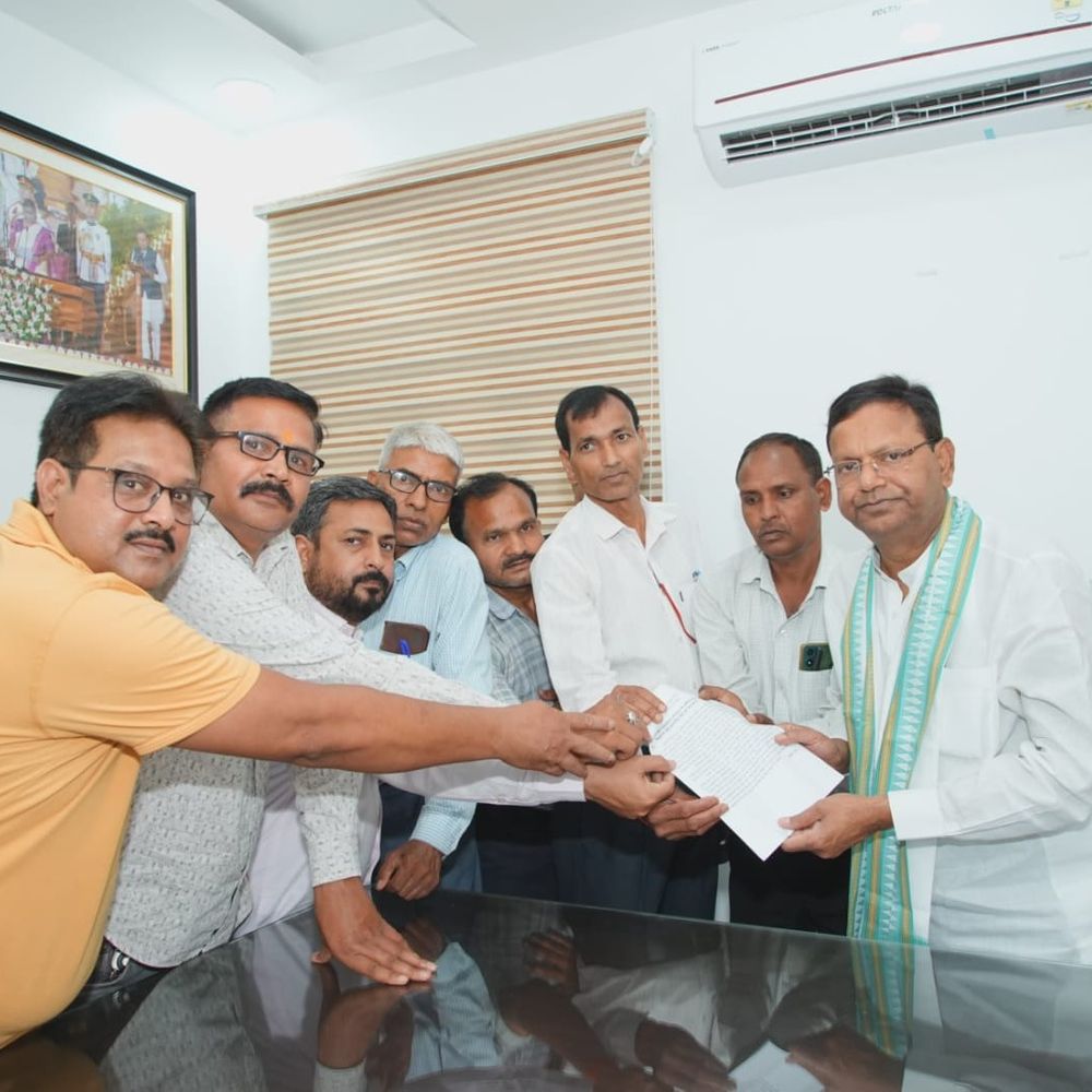 कृषि परियोजना कर्मियों ने समायोजन की मांग की:केंद्रीय मंत्री को ज्ञापन सौंपा, मदरसा शिक्षकों की तर्ज पर मांगा समायोजन