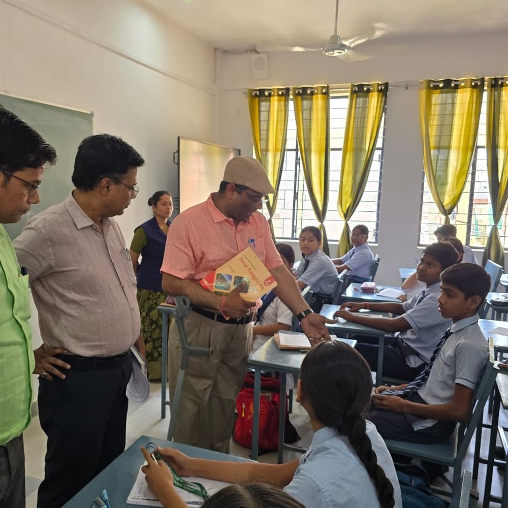 स्कूल में छात्रों को बेची जा रही थी महंगी किताबें:  वाराणसी में DIOS के निर्देश पर छापेमारी करने पहुंची थी एक टीम – Varanasi News